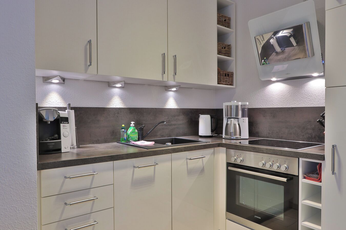 Kühlschrank, Mikrowelle, Ofen, Geschirrspüler