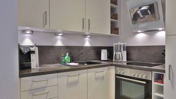 Kühlschrank, Mikrowelle, Ofen, Geschirrspüler