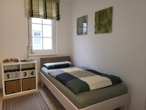 2 bedrooms, free WiFi - This enchanting, modern and tastefully furnished 3-room apartment with a covered terrace and a view of the countryside invites you to linger. (Ostseebad Nienhagen)