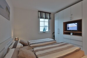 2 bedrooms, free WiFi - This enchanting, modern and tastefully furnished 3-room apartment with a covered terrace and a view of the countryside invites you to linger. (Ostseebad Nienhagen)