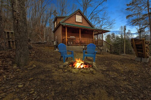 Cozy Couples Cabin near Red River Gorge and Hollerwood