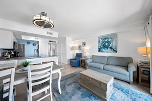 Condo, 1 cama Queen size y sofá cama (Seacrest 904) | Área de sala de estar