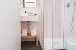 Shower, hair dryer, bidet, towels - 3-Private Bedroom Design House [San Babila-M4] (Milano)