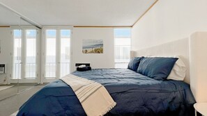 2 slaapkamers, een bureau, een strijkplank/strijkijzer, reisbedje