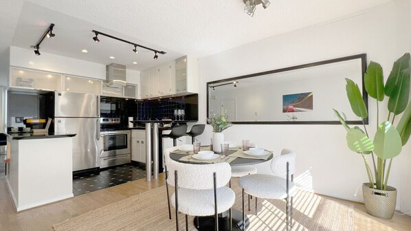 Refrigerador, microondas, horno y parrilla de estufa 