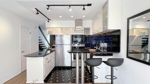 Een koelkast, een magnetron, een oven, een kookplaat