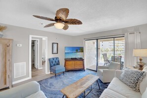 Condo, varias camas (Seaside Beach & Racquet 2303) | Área de sala de estar