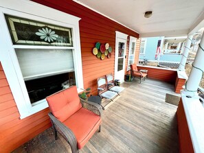 Terrace/patio - The Tangerine Terrace - Charming 4-bedroom house in Red Wing with two king beds (Red Wing)