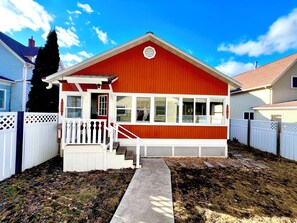 Exterior - The Tangerine Terrace - Charming 4-bedroom house in Red Wing with two king beds (Red Wing)