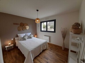 3 chambres, fer et planche à repasser, lit parapluie, Wi-Fi