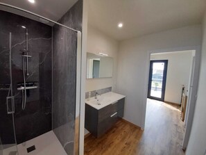 Dusche, Haartrockner, Handtücher, Toilettenpapier