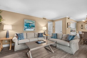 公寓客房, 1 張特大雙人床及 1 張梳化床 (Seascape 22A- Hello Sunshine) | 客廳 | 電視