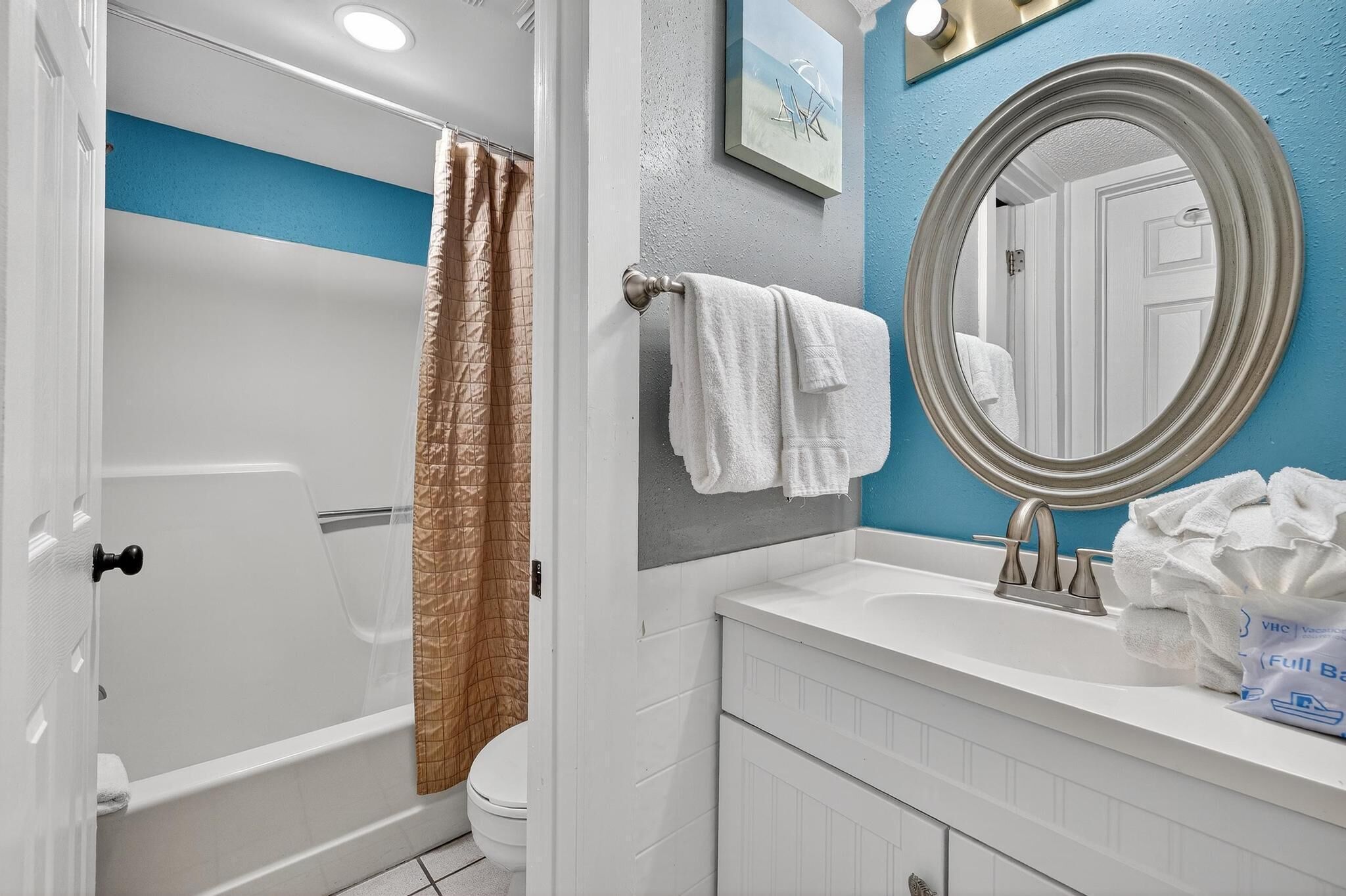 Un baño con bañera, inodoro y lavamanos.