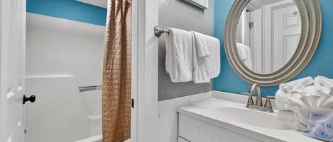 Un baño con bañera, inodoro y lavamanos.