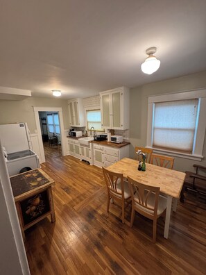 Dining - Charming 2-bedroom bungalow in Reno with WiFi and AC 1 block from i-80 (Reno)