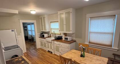 Charming 2-bedroom bungalow in Reno with WiFi and AC 1 block from i-80