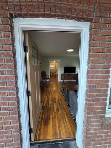 Charming 2-bedroom bungalow in Reno with WiFi and AC 1 block from i-80