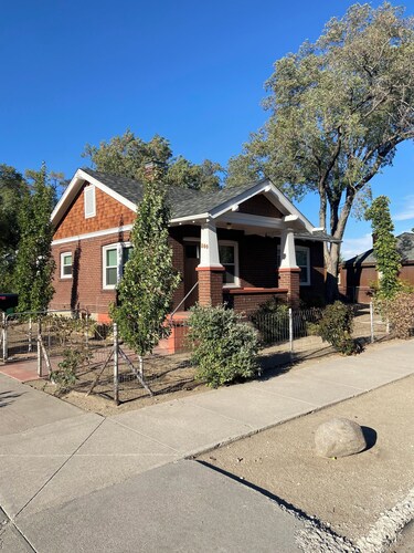 Charming 2-bedroom bungalow in Reno with WiFi and AC 1 block from i-80