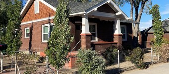 Charming 2-bedroom bungalow in Reno with WiFi and AC 1 block from i-80