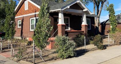 Charming 2-bedroom bungalow in Reno with WiFi and AC 1 block from i-80