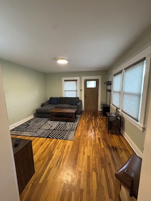 Smart TV - Charming 2-bedroom bungalow in Reno with WiFi and AC 1 block from i-80 (Reno)