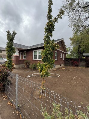 Property grounds - Charming 2-bedroom bungalow in Reno with WiFi and AC 1 block from i-80 (Reno)