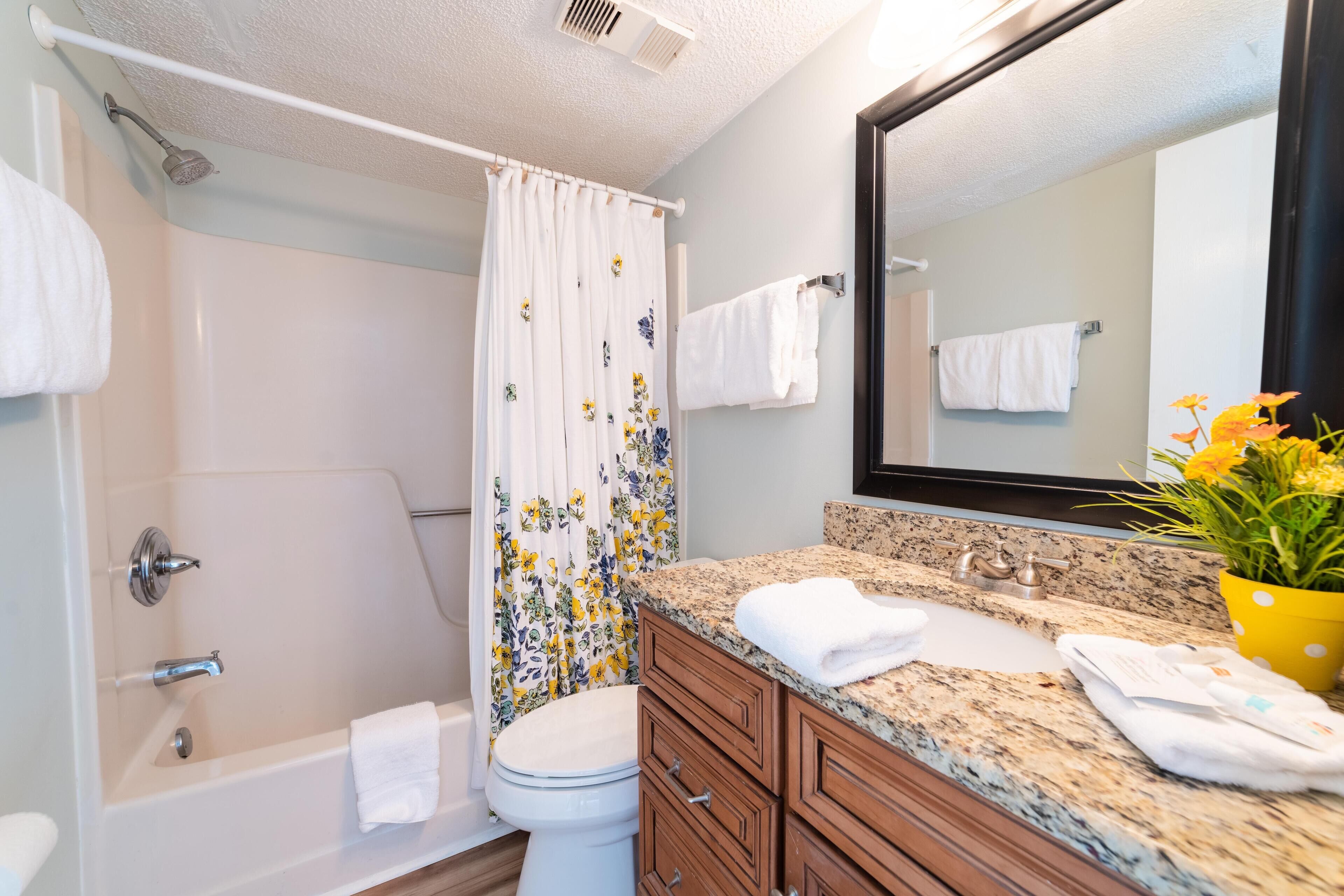 Un baño con bañera, inodoro y lavabo.