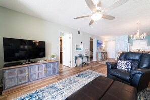 Condo, varias camas (Seaside Beach & Racquet 3504) | Área de sala de estar