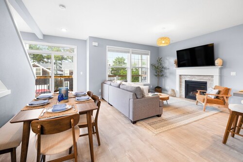 Steps to Pacific City Beach • Walk to Pelican Pub • Dog Friendly + EV Charger