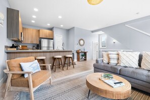 Smart TV, chimenea, libros