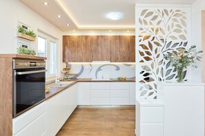 Dishwasher, cookware/dishes/utensils