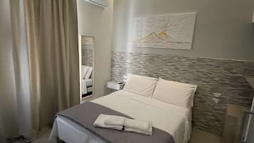 Matrimoniale Economy | Escritorio, espacio para trabajar con laptop y wifi gratis