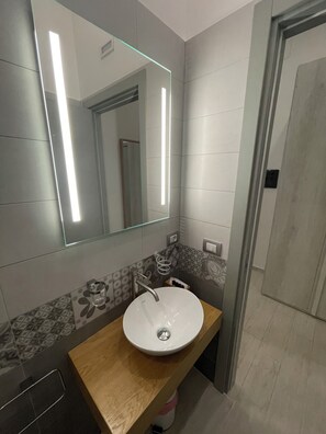 Shower, hair dryer, towels, soap - Naptown Rooms (Naples)