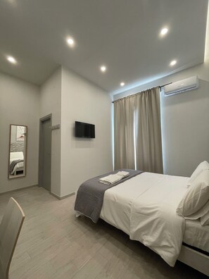 Ampia Matrimoniale | Bàn, khu vực làm việc phù hợp cho laptop 