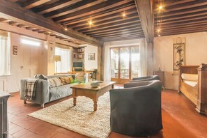 Smart TV, fireplace, DVD player, books