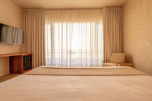 In-room safe, desk, laptop workspace, blackout curtains - Casa Los Dichos (Puerto Escondido)