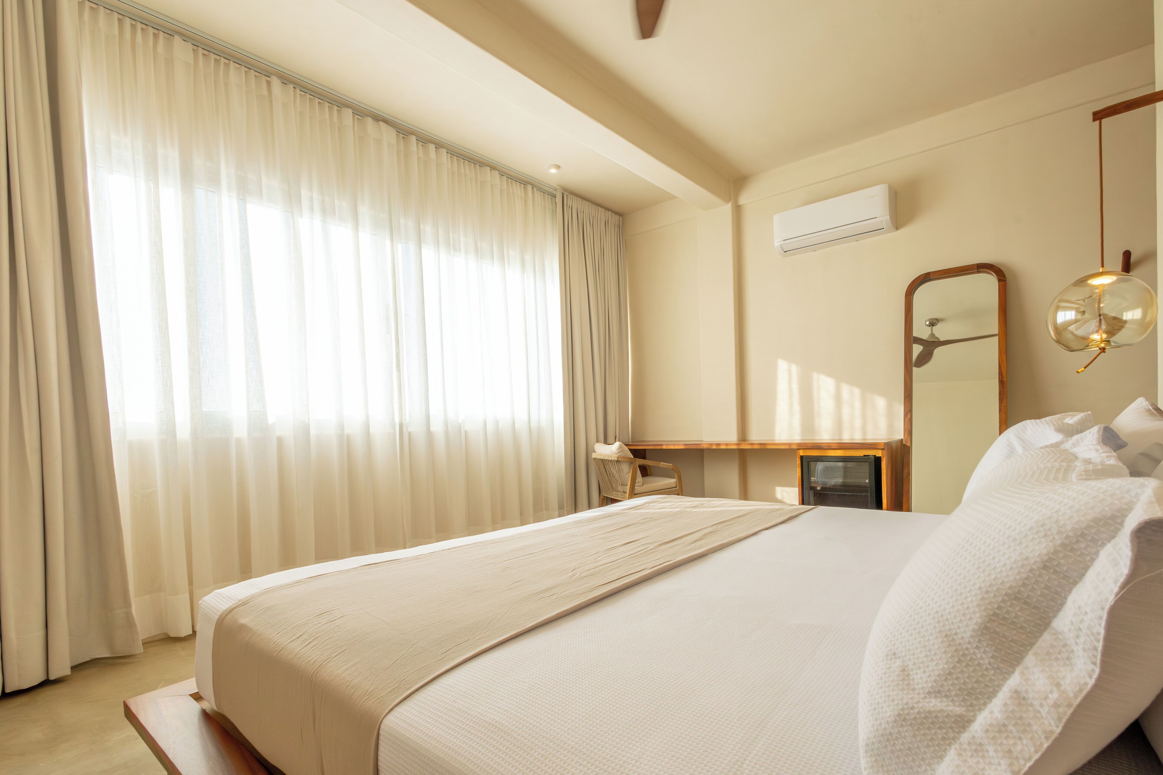 Comfort Room, Partial Ocean View | Peti besi dalam bilik, meja, ruang kerja komputer riba 