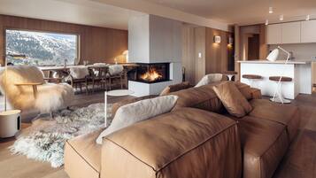 Televisie en een open haard