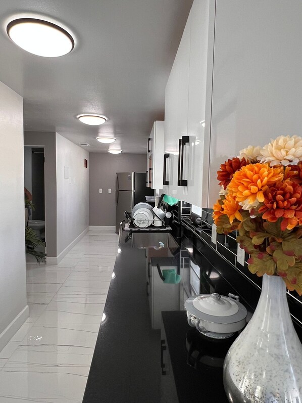 Køleskab, mikrobølgeovn, ovn, kogeplade