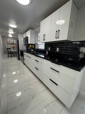 Køleskab, mikrobølgeovn, ovn, kogeplade