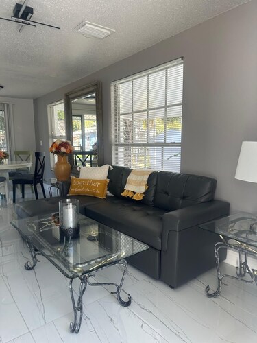 Charming 2-bedroom apartment in fantastic Bradenton with AC, WiFi