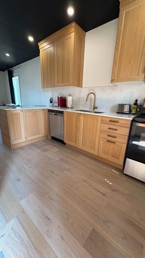 ثلاجة، ميكروويف، فرن، موقد طهي مسطح