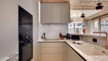 Een koelkast, een microgolfoven, een oven, een kookplaat