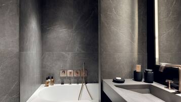 Een douche, een haardroger, handdoeken