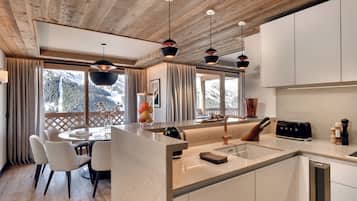 Een koelkast, een magnetron, een oven, een kookplaat