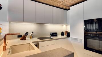 Een koelkast, een magnetron, een oven, een kookplaat