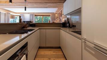 Een koelkast, een microgolfoven, een oven, een kookplaat