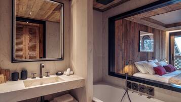 Dusj, hårføner og håndklær