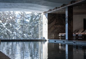 Innendørsbasseng og et oppvarmet basseng