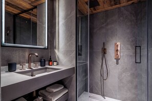 Dusche, Haartrockner, Handtücher